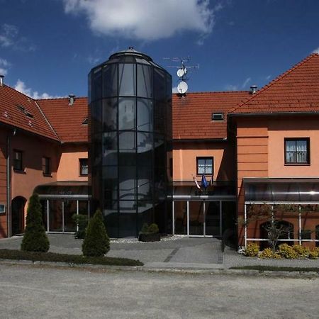 Zamecky Hotel Zlaty Orel Hranice  Zewnętrze zdjęcie