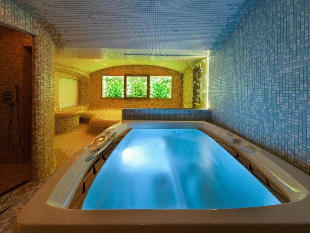 Zamecky Hotel Zlaty Orel Hranice  Zewnętrze zdjęcie
