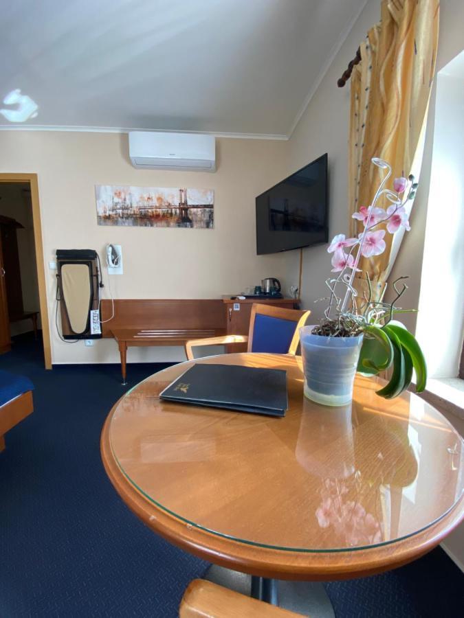 Zamecky Hotel Zlaty Orel Hranice  Zewnętrze zdjęcie