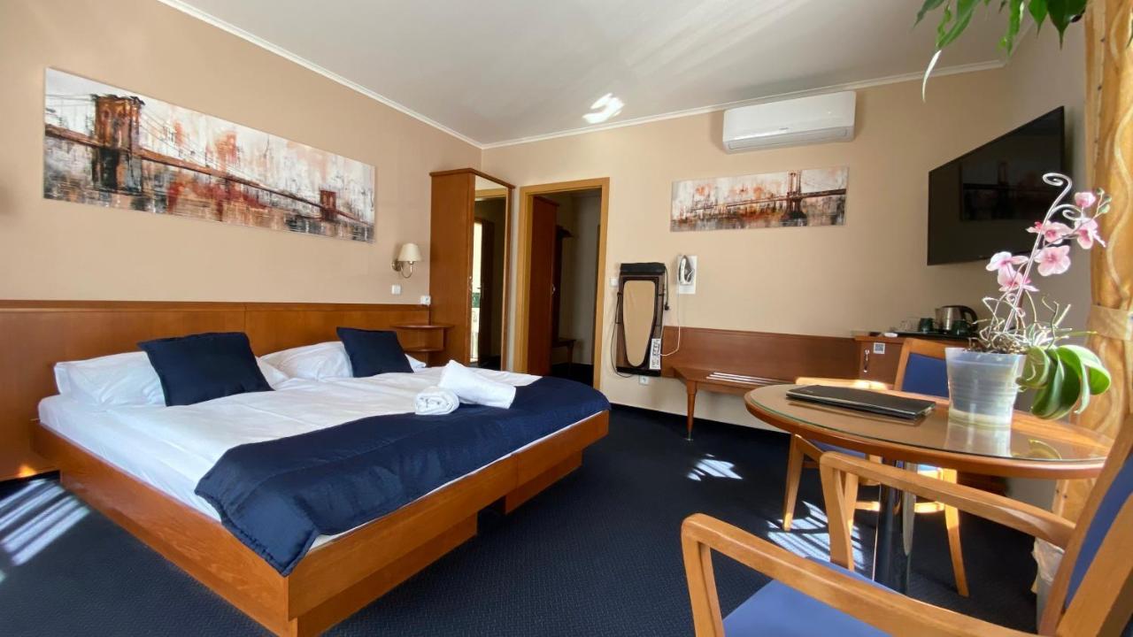 Zamecky Hotel Zlaty Orel Hranice  Zewnętrze zdjęcie