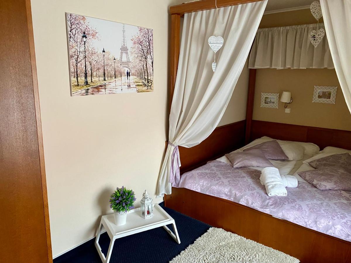 Zamecky Hotel Zlaty Orel Hranice  Zewnętrze zdjęcie