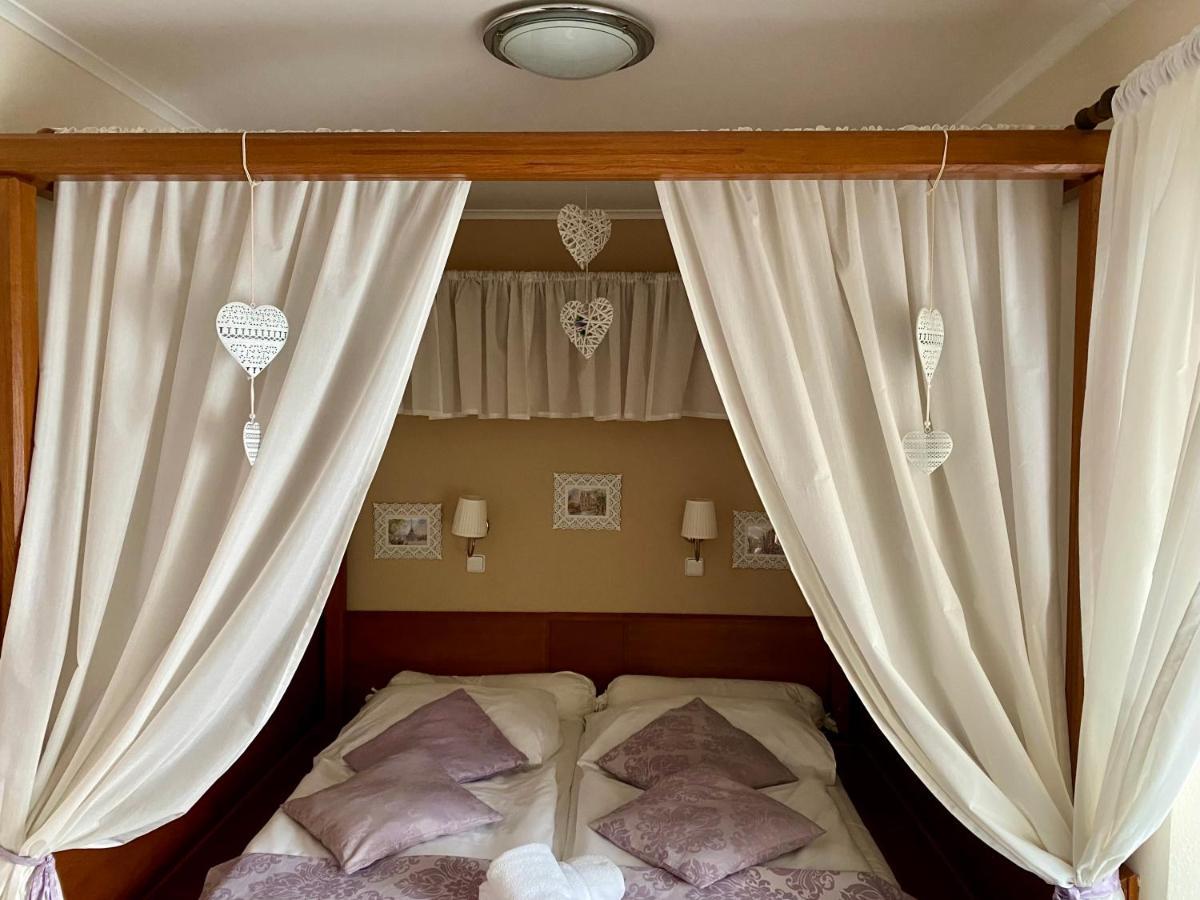 Zamecky Hotel Zlaty Orel Hranice  Zewnętrze zdjęcie