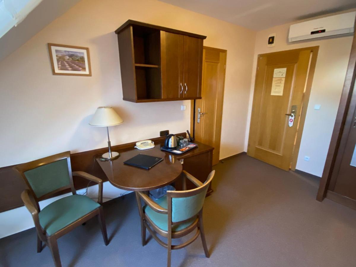 Zamecky Hotel Zlaty Orel Hranice  Zewnętrze zdjęcie