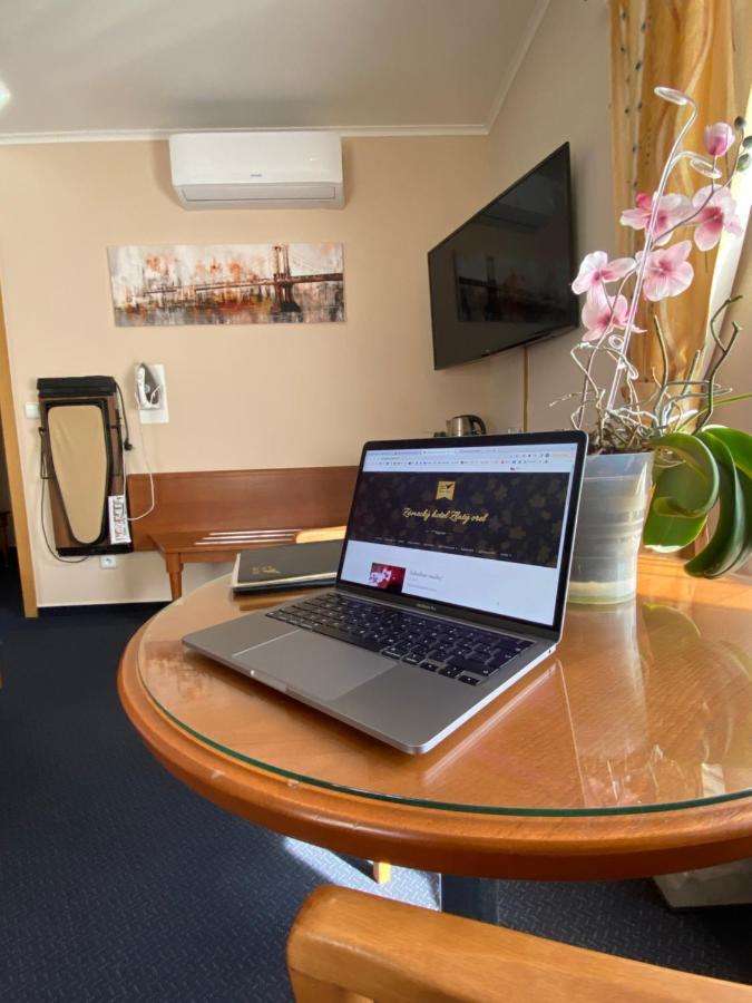 Zamecky Hotel Zlaty Orel Hranice  Zewnętrze zdjęcie