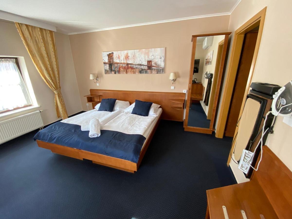 Zamecky Hotel Zlaty Orel Hranice  Zewnętrze zdjęcie