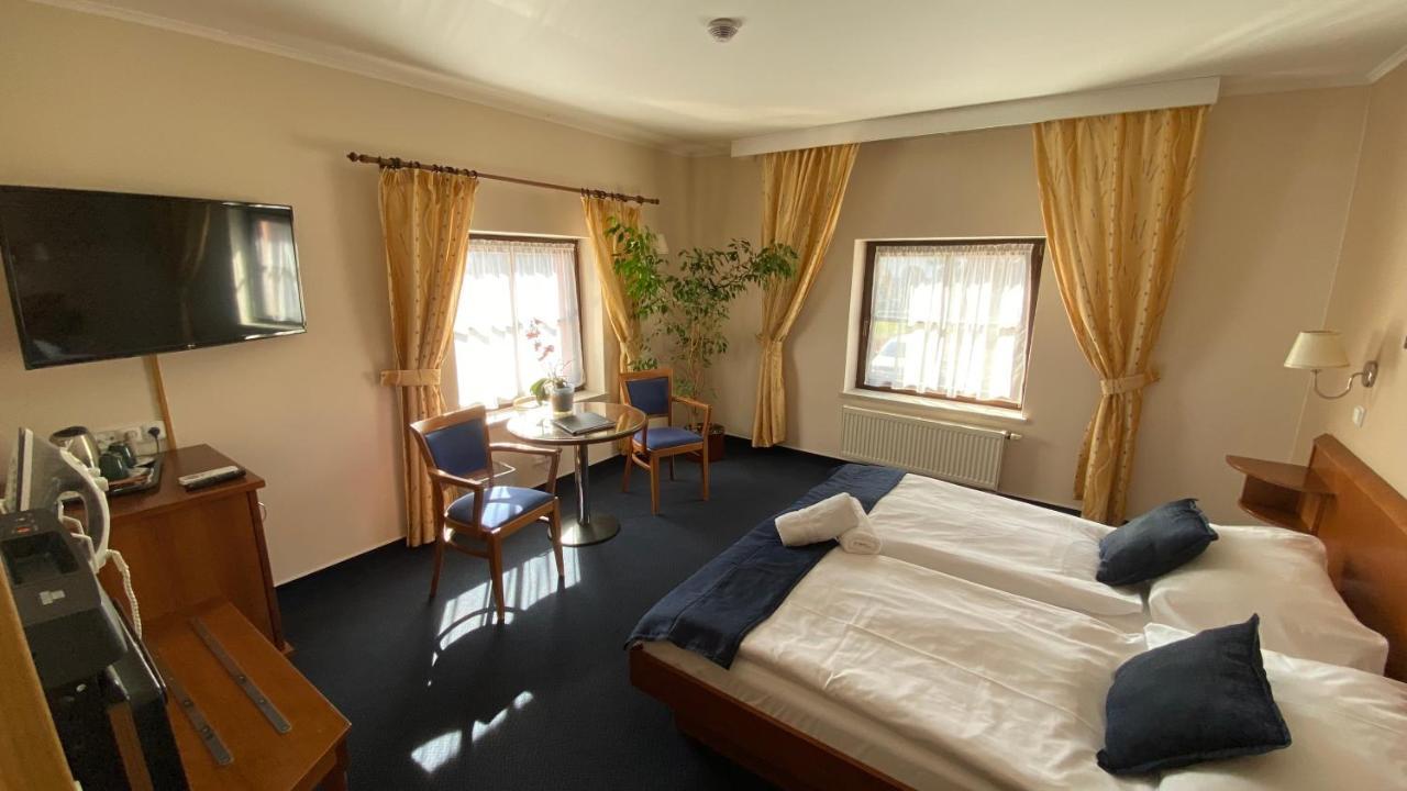 Zamecky Hotel Zlaty Orel Hranice  Zewnętrze zdjęcie