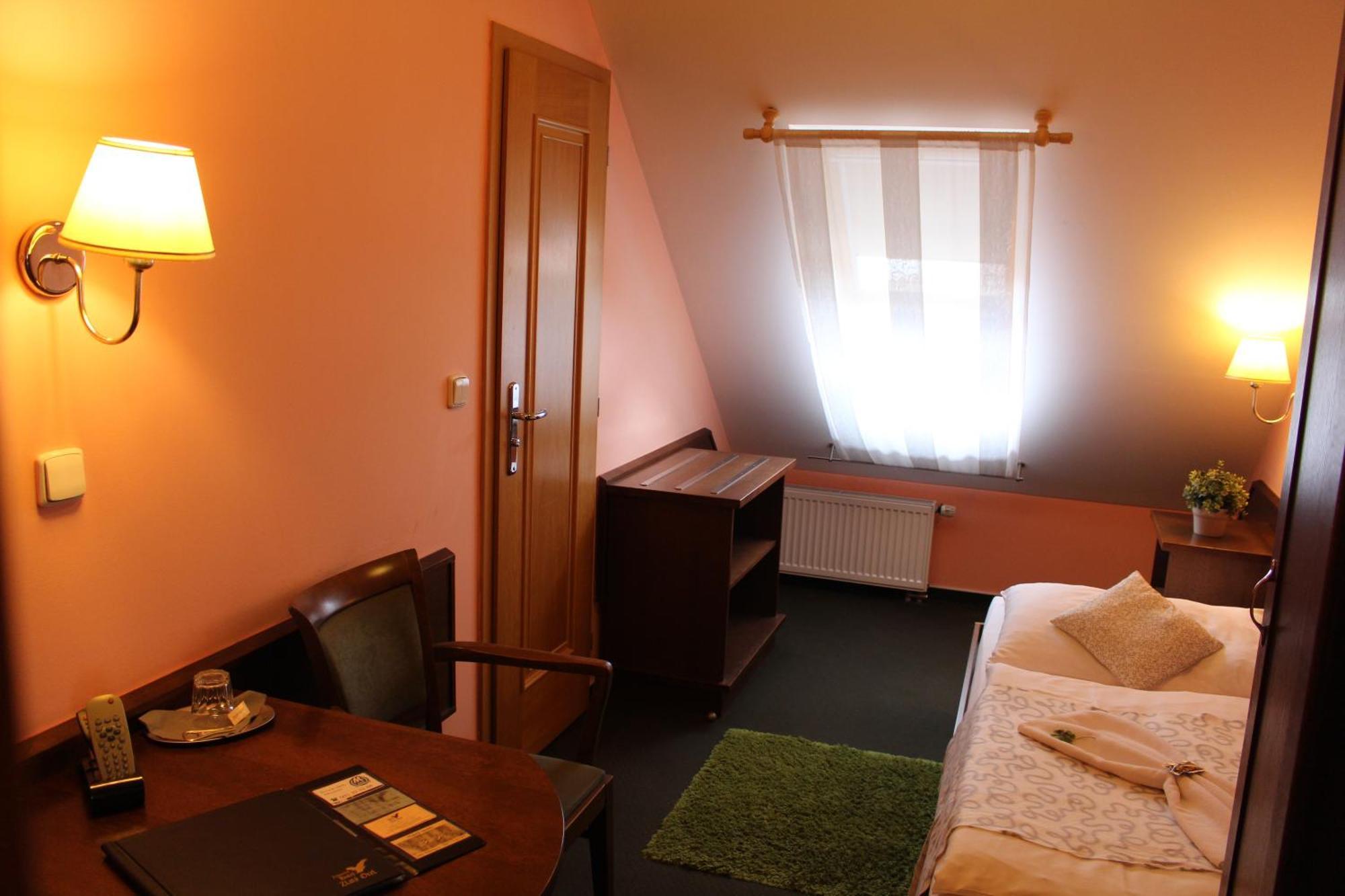 Zamecky Hotel Zlaty Orel Hranice  Zewnętrze zdjęcie