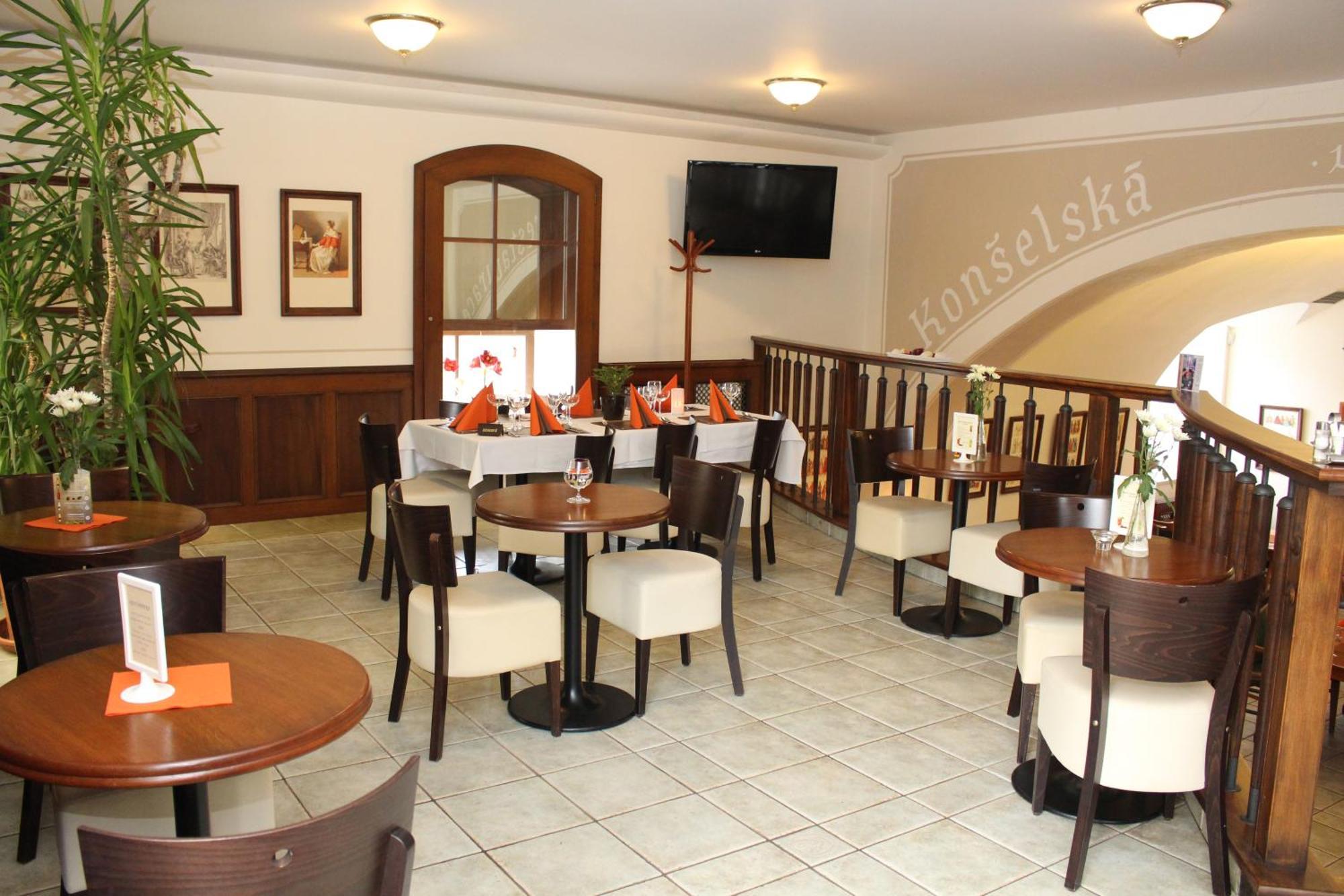 Zamecky Hotel Zlaty Orel Hranice  Zewnętrze zdjęcie