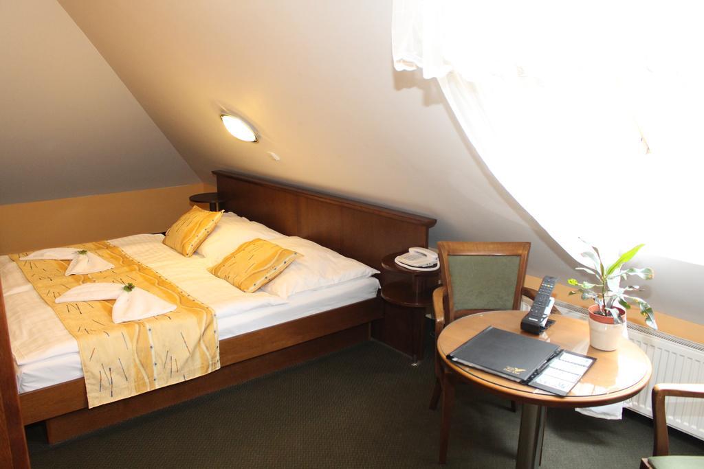 Zamecky Hotel Zlaty Orel Hranice  Zewnętrze zdjęcie