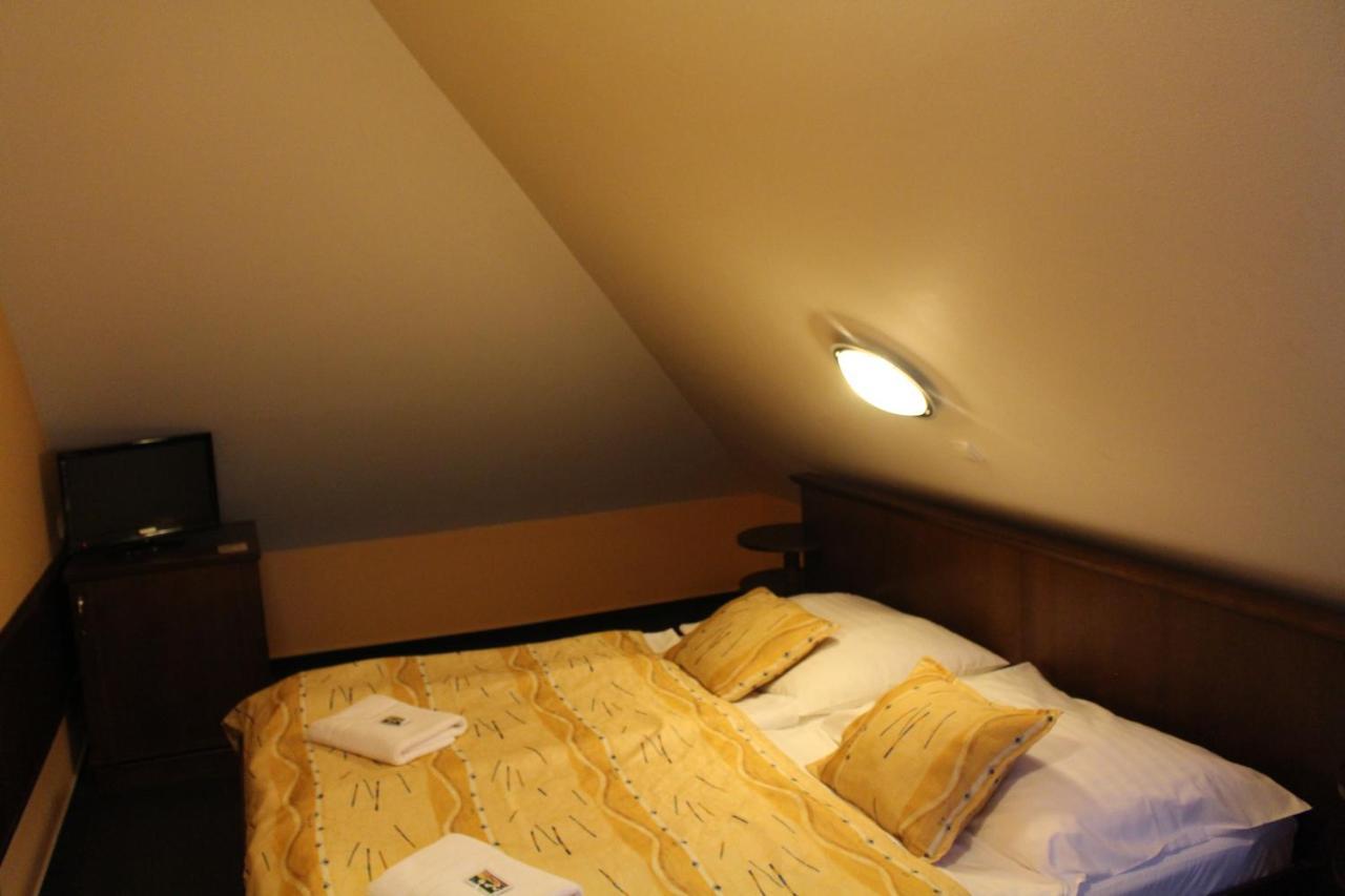 Zamecky Hotel Zlaty Orel Hranice  Zewnętrze zdjęcie